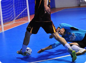 Dribbing sul portiere di un giocatore di futsal