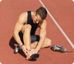 Immagine di un atleta infortunatosi alla caviglia durante la corsa