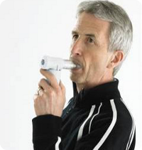 Immagine di un uomo che utilizza l'Allenatore Muscolare Inspiratorio Powerbreathe