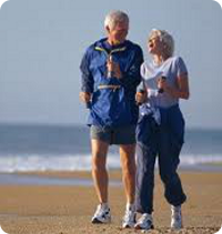 Immagine di un uomo ed una donna in terza et� che corrono insieme